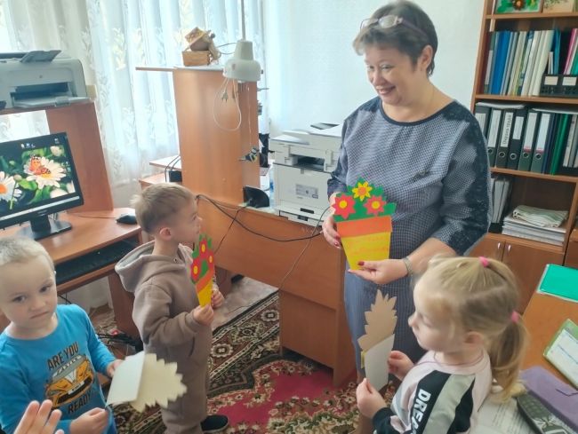 В Северо-Задонске дошкольники поздравили воспитателей