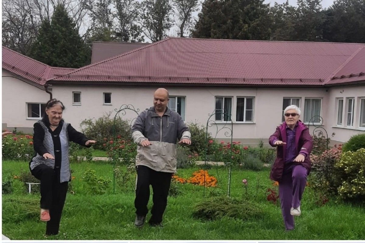 Дончане преклонного возраста совместили упражнения с прогулкой на свежем воздухе Дончане преклонного возраста совместили упражнения с прогулкой на свежем воздухе