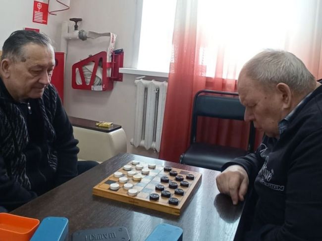 Мужчины старшего поколения померились силами в шашки