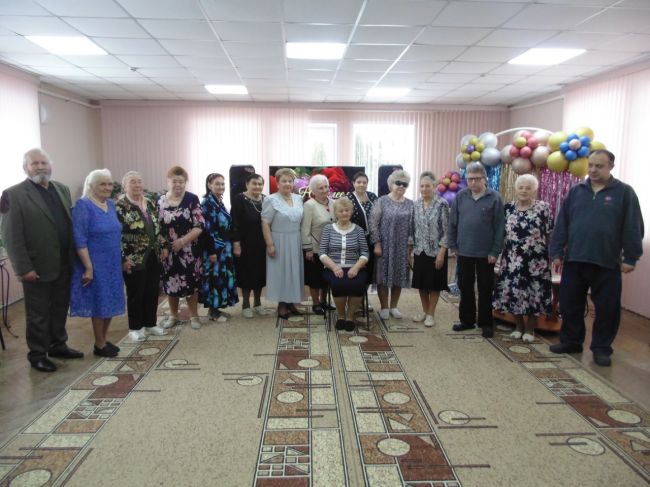 Пожилые дончане подарили 80-летней имениннице праздник