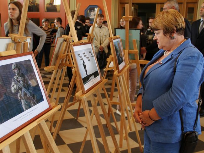 Депутаты Тульской областной Думы посетили выставку фоторабот военного корреспондента
