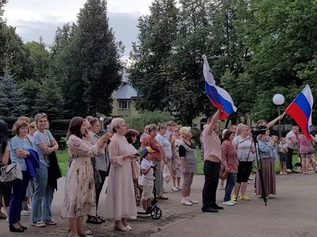 На площадке у Дома культуры имени Молодцова прошел концерт в честь Дня ВДВ