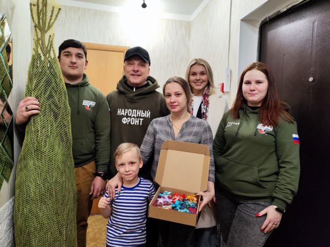 Тульские волонтеры Молодежного крыла Народного фронта поздравляют семьи участников СВО и доставляют им новогодние елки Тульские волонтеры Молодежного крыла Народного фронта поздравляют семьи участников СВО и доставляют им новогодние елки