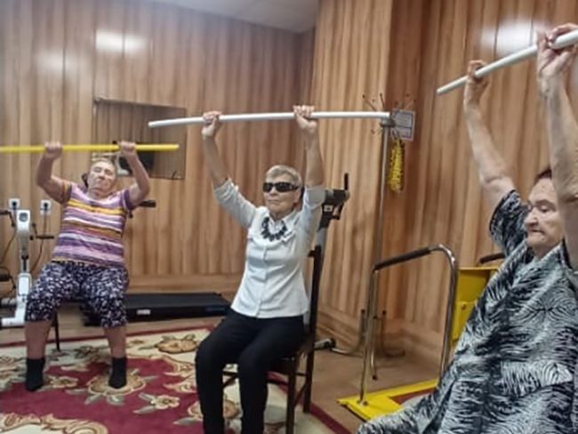 Дончане старшего поколения учились пользоваться гимнастической палкой