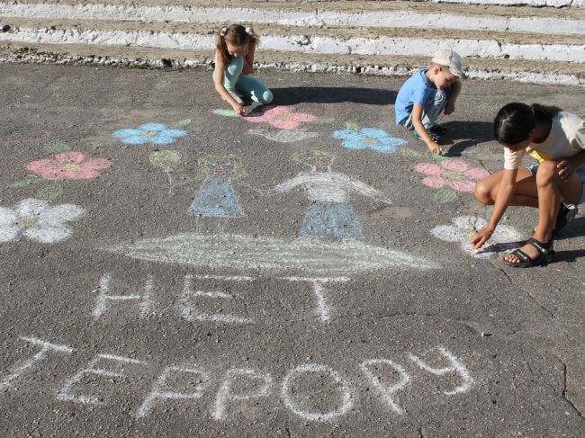 Юные художники микрорайона Руднева нарисовали на асфальте «Мир без террора»