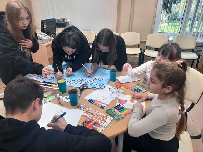 Юные дончане сделали стенгазету для пап Юные дончане сделали стенгазету для пап