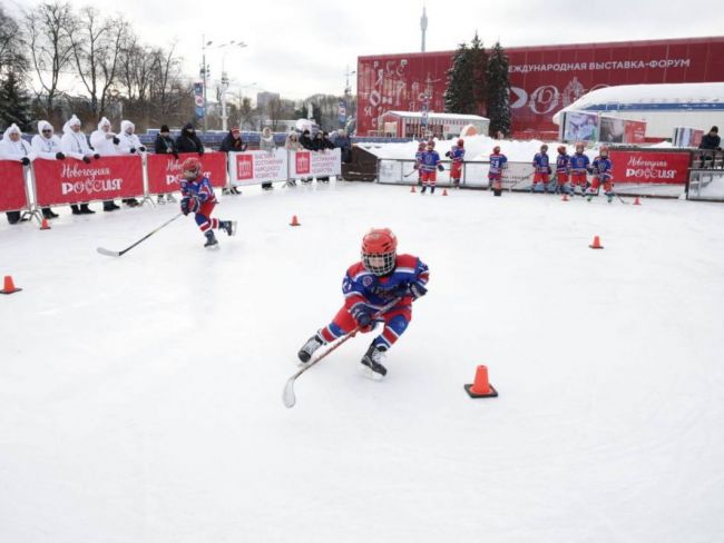 Тульские хоккеисты вышли на лед катка ВДНХ