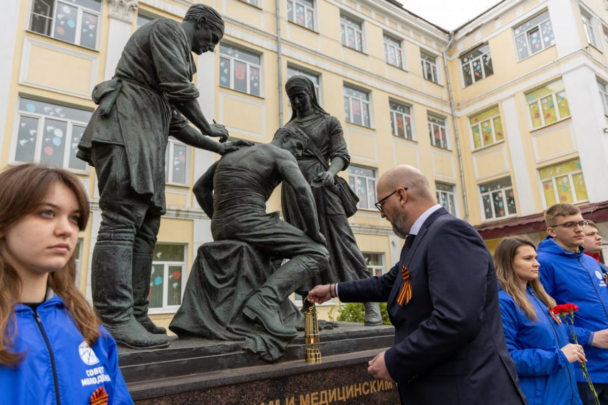 Частицу Вечного огня доставили к памятнику «Подвигу врачей и медсестер» в Туле Частицу Вечного огня доставили к памятнику «Подвигу врачей и медсестер» в Туле