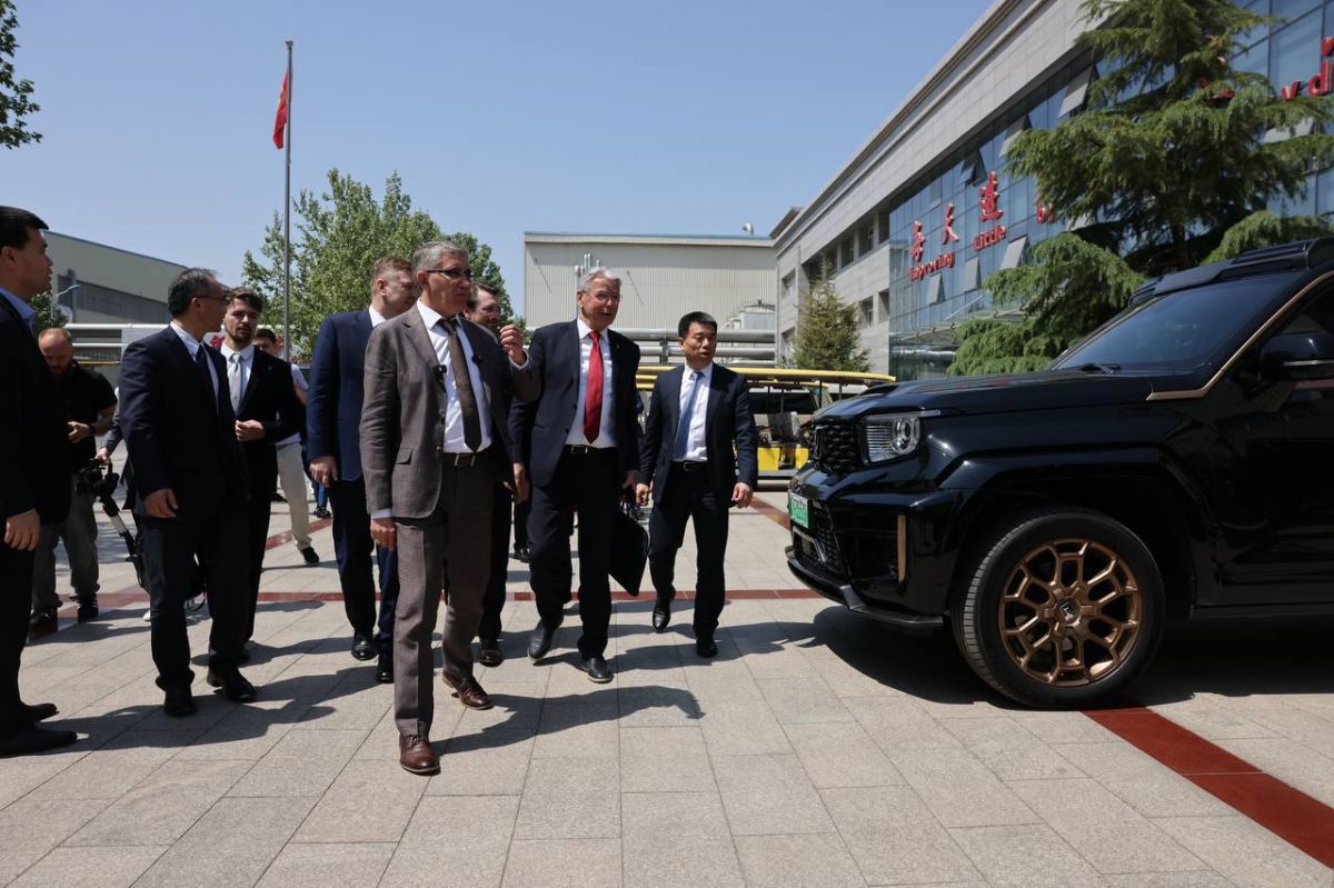 Дмитрий Миляев посетил завод Грейт Волл Мотор в Сюйшуе провинции Хэбэй Дмитрий Миляев посетил завод Грейт Волл Мотор в Сюйшуе провинции Хэбэй