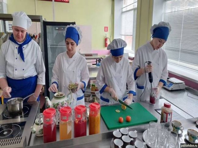 Студенты ДПК угостили донских школьников витаминными напитками