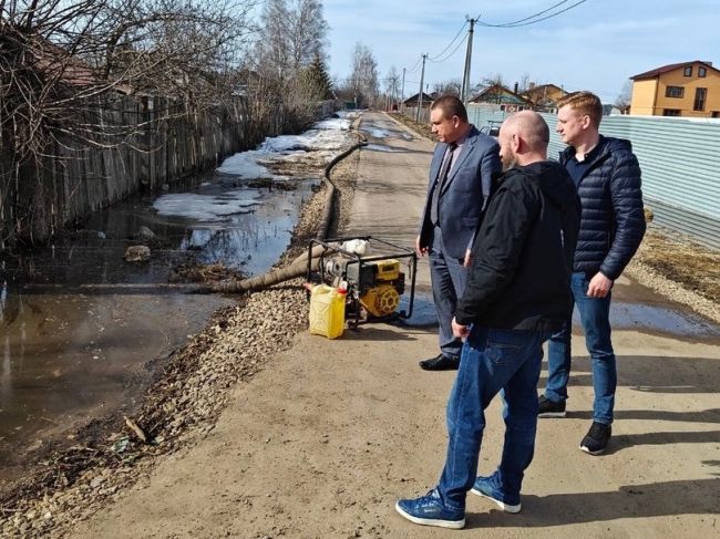 Сергей Кулик проверил работы по отводу талых вод
