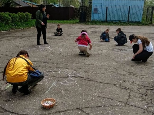 Юные дончане нарисовали мир в ходе конкурса детских рисунков на асфальте