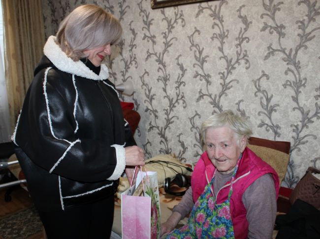 Дончанку Анну Кожуховскую поздравили с ее 95-летием