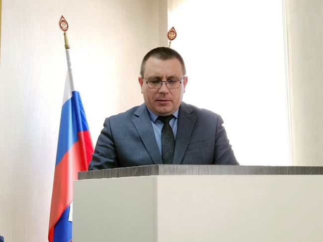 Перед Собранием депутатов выступил с отчетом глава администрации Сергей Кулик
