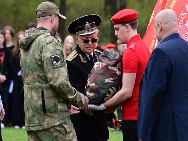 Дончане приняли эстафету военно-патриотического марафона «Равнение на Знамя Победы»