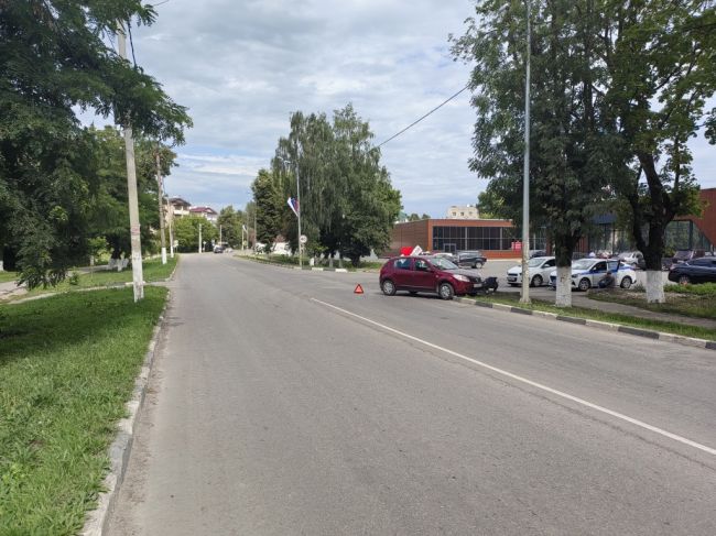В Донском водители автомобиля и мотоцикла не смогли разъехаться на улице Октябрьской