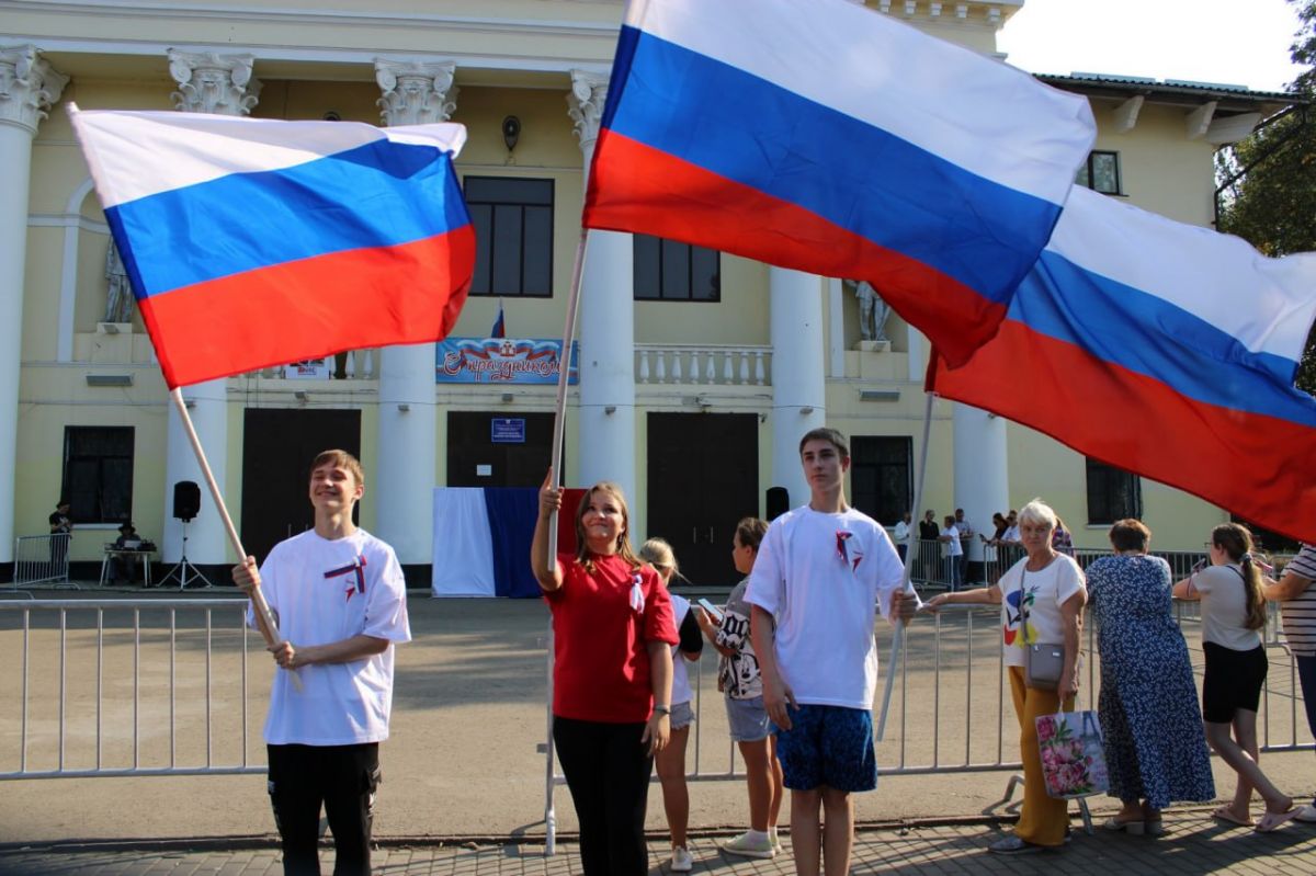 В Доме культуры имени Молодцова прошел яркий концерт в честь Дня российского флага