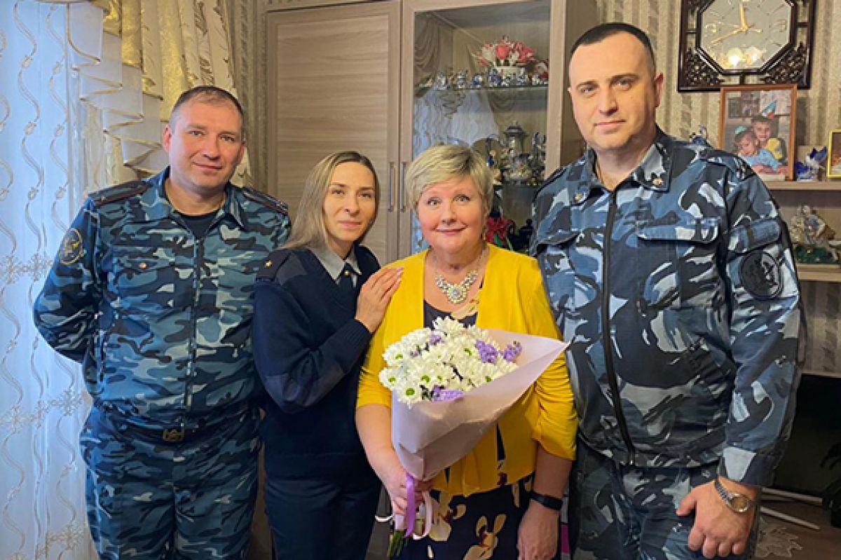 Коллектив донской колонии № 5 поздравил ветерана уголовно-исполнительной системы с 65-летием Коллектив донской колонии № 5 поздравил ветерана уголовно-исполнительной системы с 65-летием