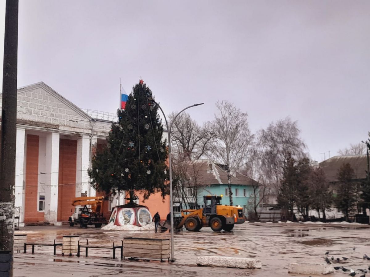 В Донском приступили к демонтажу елок В Донском приступили к демонтажу елок