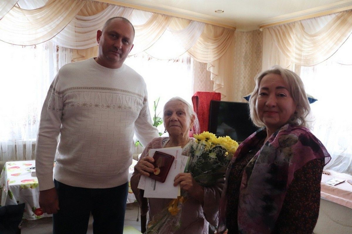 В Донском еще двум труженицам тыла вручили памятные медали к 80-летию Победы В Донском еще двум труженицам тыла вручили памятные медали к 80-летию Победы