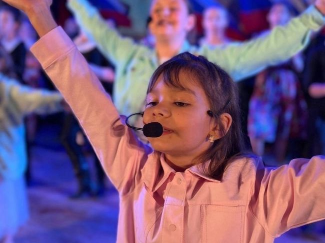 Юная донская вокалистка стала победительницей конкурса «Новогодняя палитра талантов»