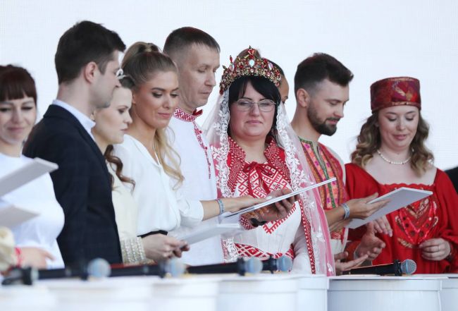Свадебный фестиваль на ВДНХ: пара из Тульской области вступила в брак на выставке «Россия»