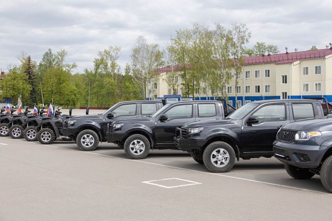 По поручению Алексея Дюмина военнослужащим отряда «Барс» передали автомобили и оборудование