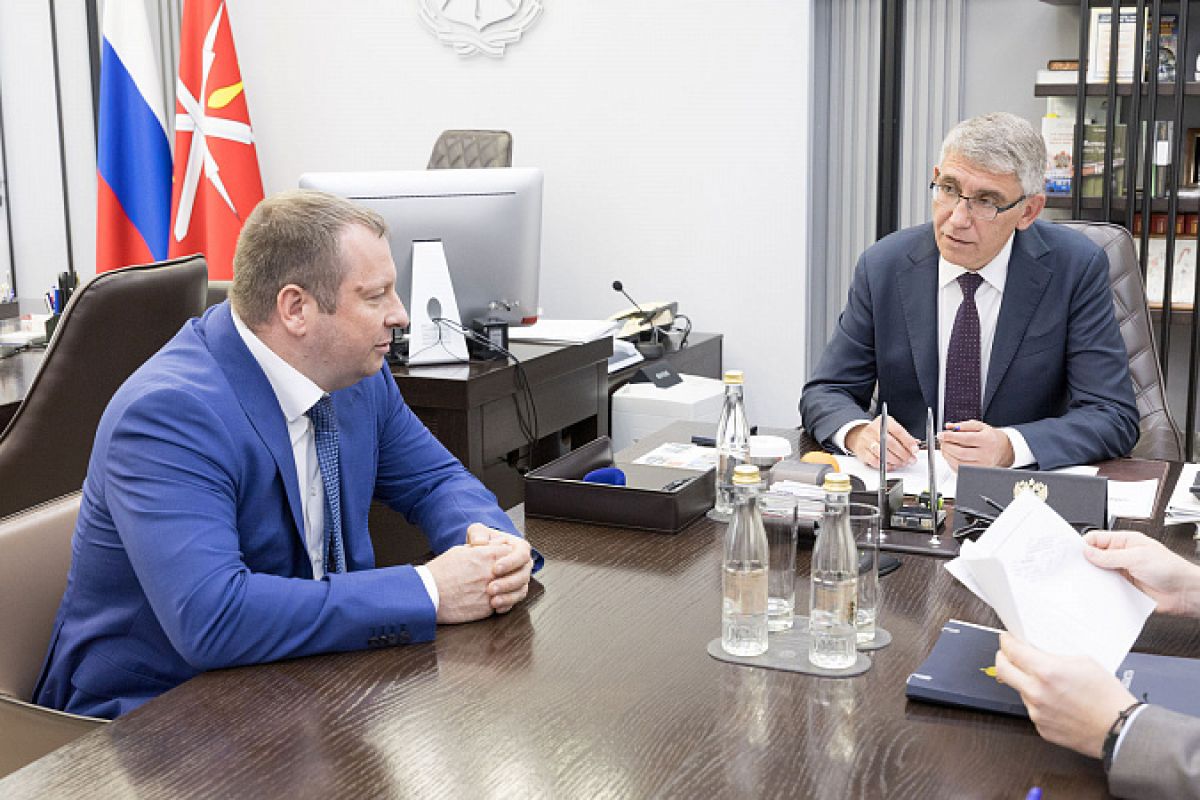 Дмитрий Миляев провел встречу с руководством завода «Янтарная прядь» Дмитрий Миляев провел встречу с руководством завода «Янтарная прядь»