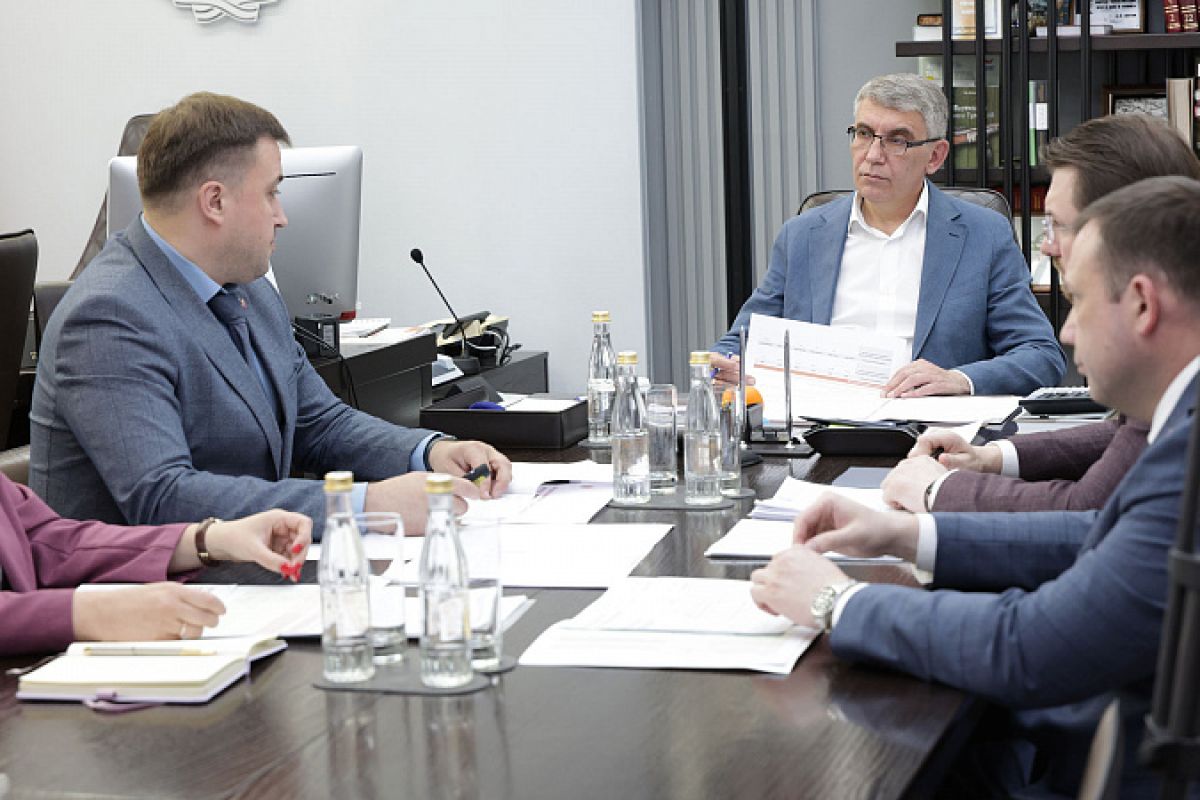 Дмитрий Миляев провел встречу с министром экономического развития региона Александром Ярошевским Дмитрий Миляев провел встречу с министром экономического развития региона Александром Ярошевским