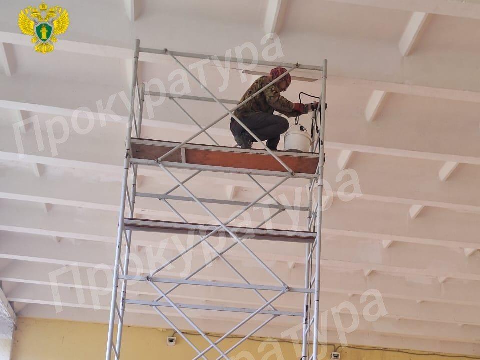 После вмешательства прокуратуры был отремонтирован потолок в школе