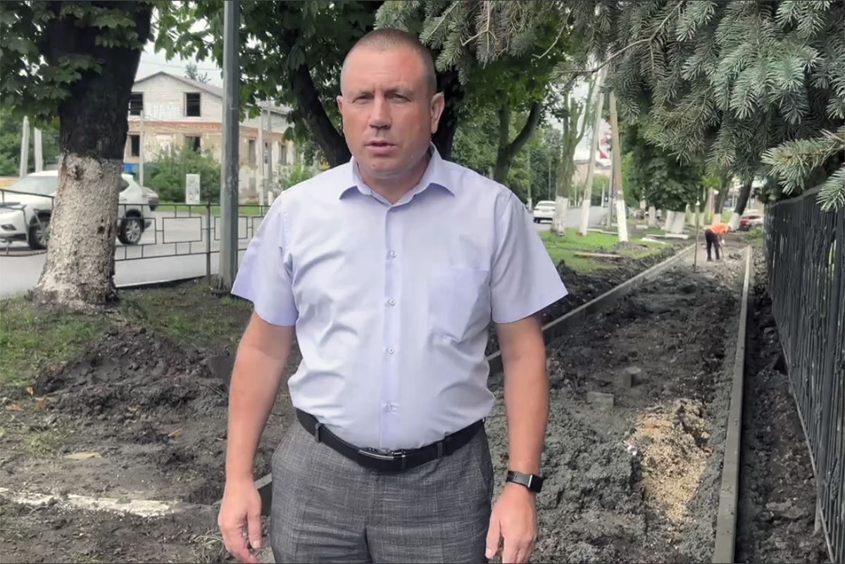 В Донском идет ремонт тротуаров В Донском идет ремонт тротуаров