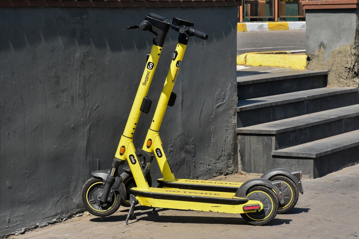 Владельцам электросамокатов напомнили правила парковки Владельцам электросамокатов напомнили правила парковки