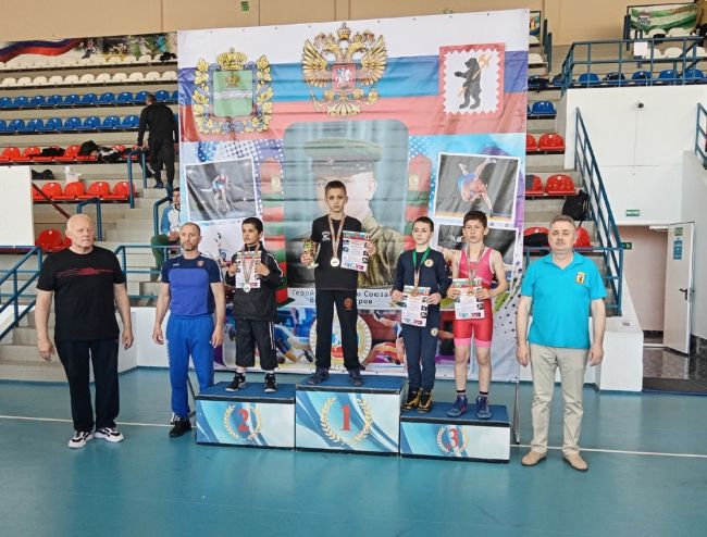 Команда борцов «Спутника» завоевала два «золота» и «серебро»