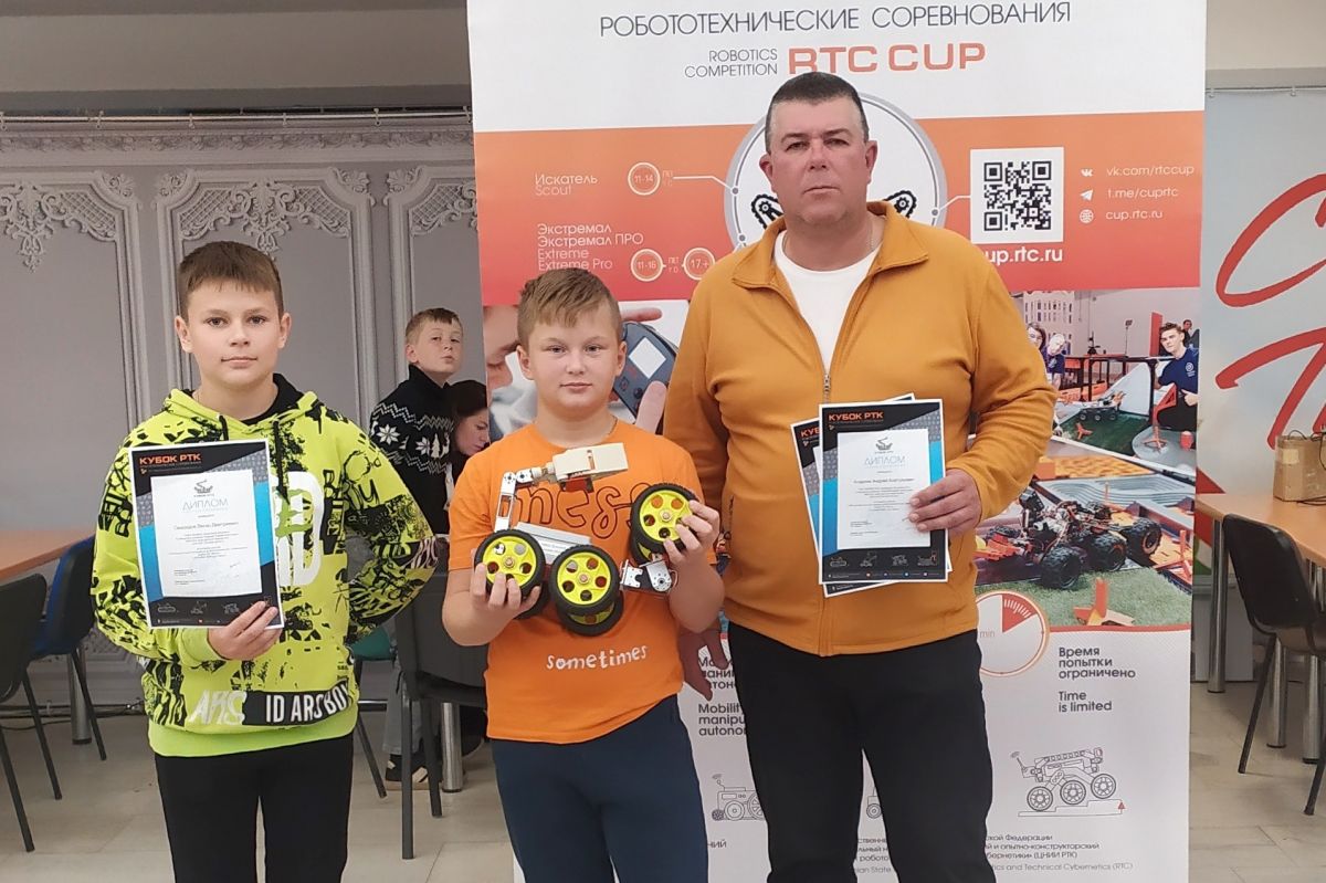 Юные робототехники из Донского успешно выступили на «Кубке РТК» в Минске Юные робототехники из Донского успешно выступили на «Кубке РТК» в Минске
