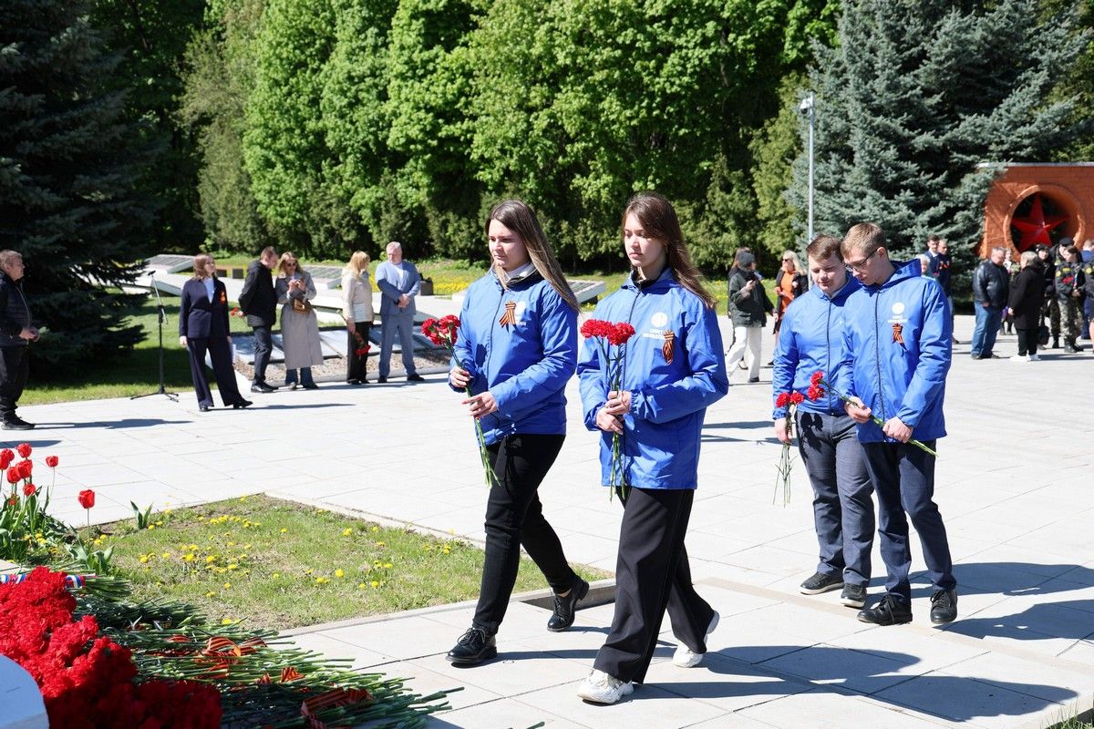 Энергетики «Тулэнерго» почтили память героев, павших в годы Великой Отечественной войны Энергетики «Тулэнерго» почтили память героев, павших в годы Великой Отечественной войны