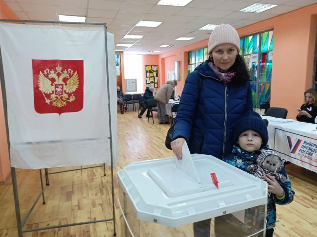 Голосовать за Президента России в Донском приходят семьями