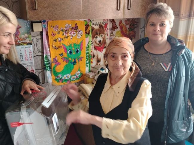 В Донском у себя на дому проголосовала 97-летняя жительница