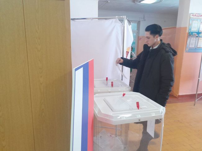 Дончанин Артем Черницов голосует на выборах впервые