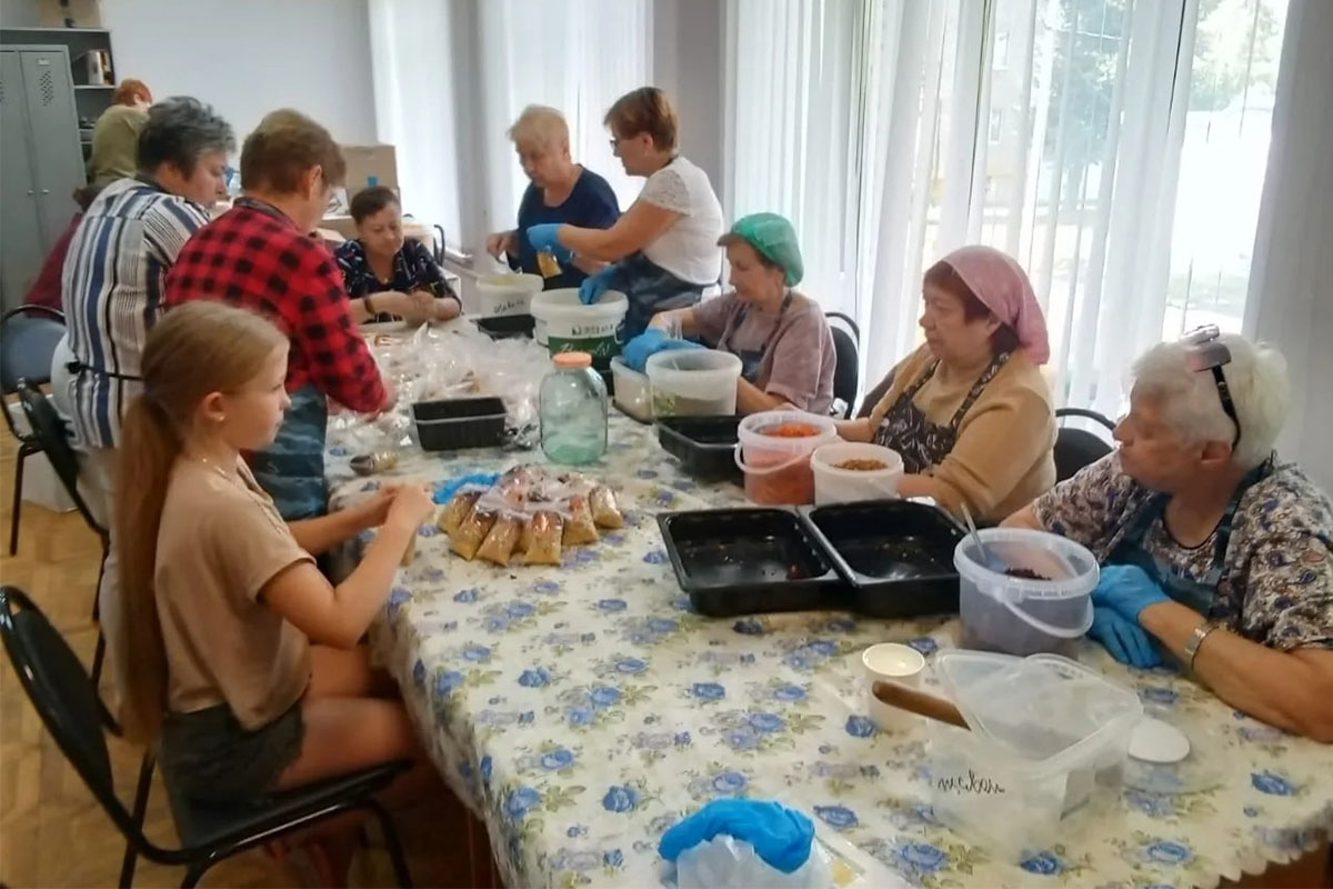 Хозяюшки из добровольческих объединений готовят сублимированную еду для бойцов СВО Хозяюшки из добровольческих объединений готовят сублимированную еду для бойцов СВО