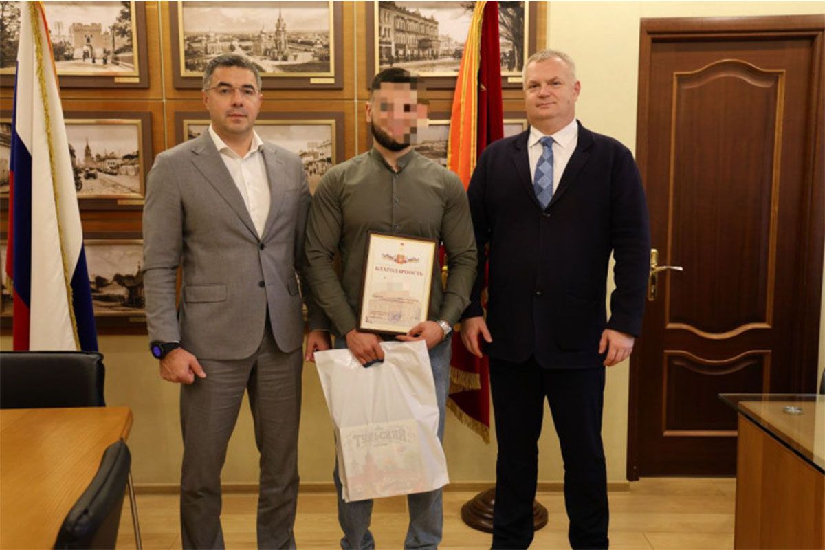 Глава города Тулы Алексей Эрк вручил участнику СВО благодарность
