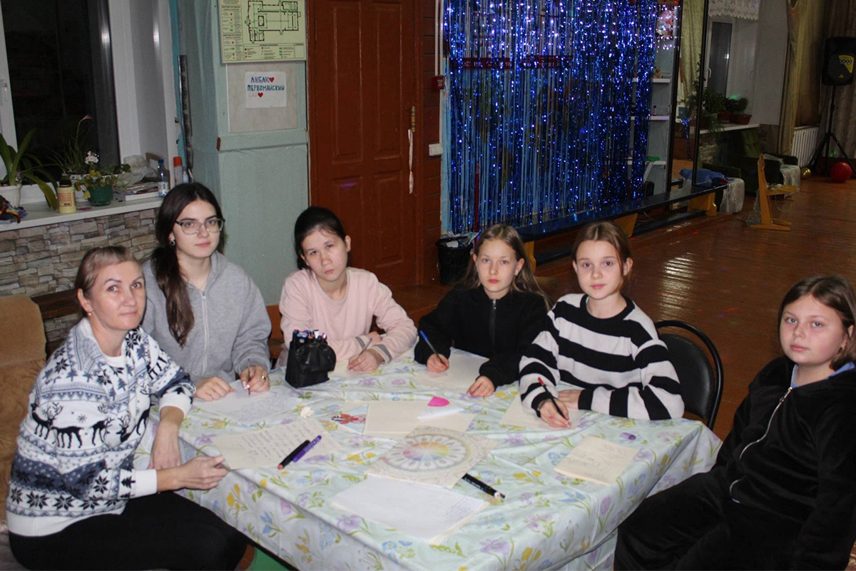 Юные жительницы Ясногорского района написали бойцам новогодние письма