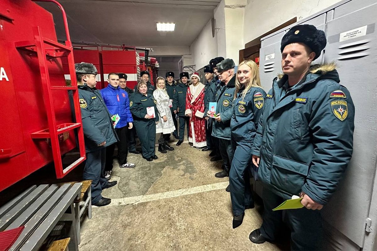 Участники Движения Первых поздравили сотрудников пожарно-спасательной части Дубны с праздником