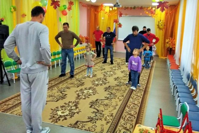 Дубенские папы со своими детьми приняли участие в физкультурной разминке