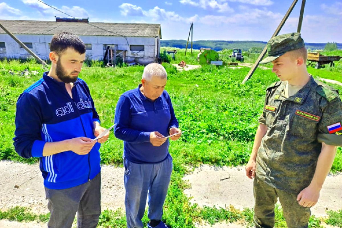 Жителей Суворовского района информируют о преимуществах службы по контракту