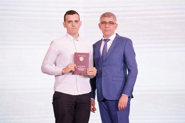 Дмитрий Миляев вручил дипломы выпускникам Тульского сельскохозяйственного колледжа