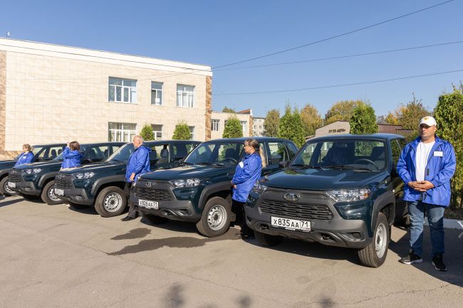 По поручению Алексея Дюмина социальным работникам региона передали 10 автомобилей повышенной проходимости