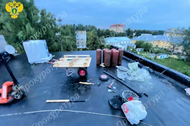 В Новомосковске рабочий строительной бригады упал с крыши