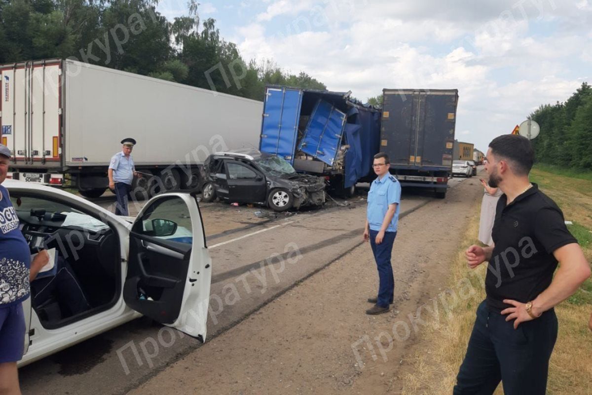 В Чернском районе столкнулись два грузовых и три легковых автомобиля