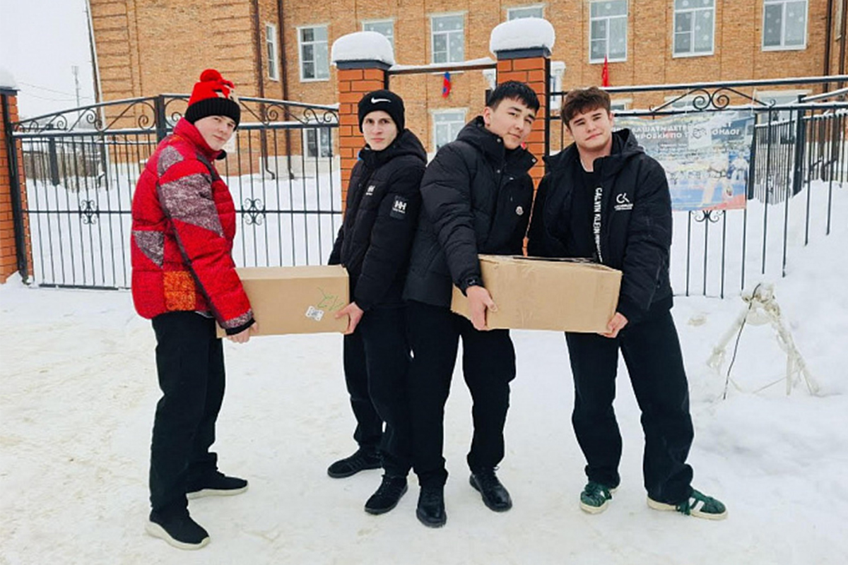 Елена Гребнева снабдила волонтеров материалами для изготовления окопных свечей Елена Гребнева снабдила волонтеров материалами для изготовления окопных свечей