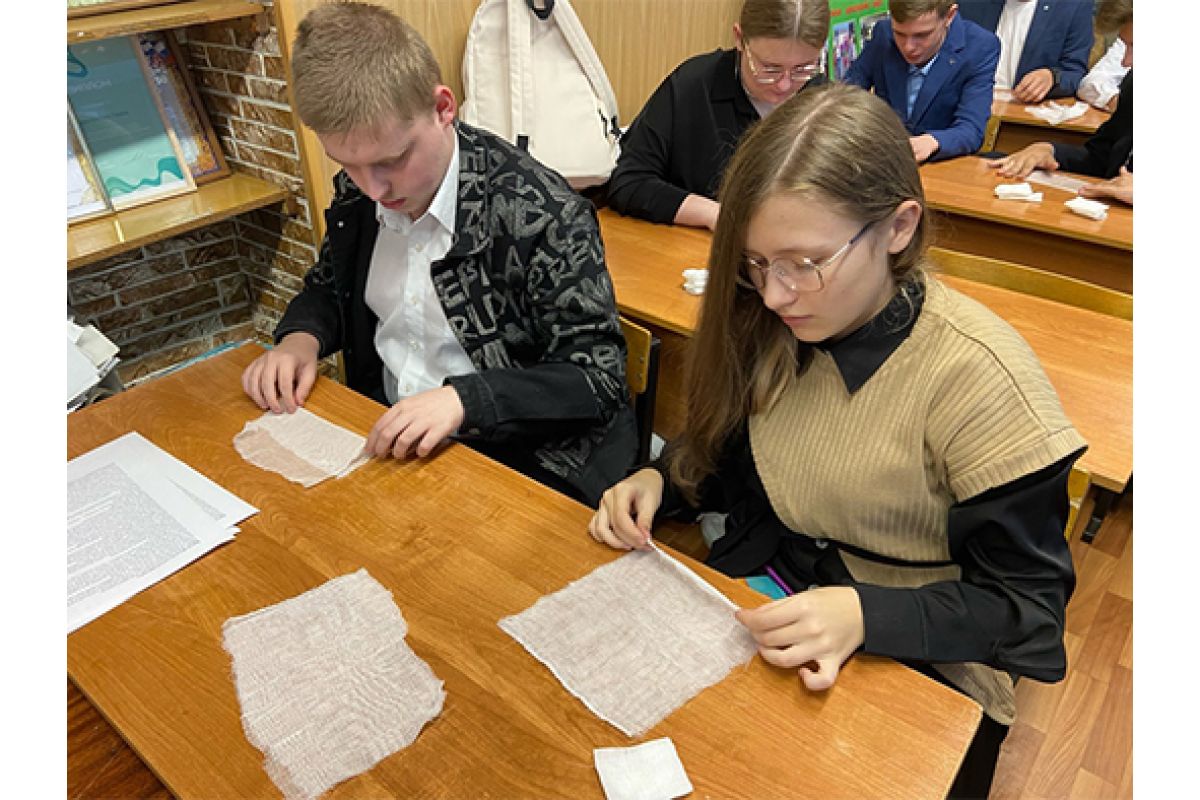 Чернские школьники изготовили хирургические салфетки для госпиталей